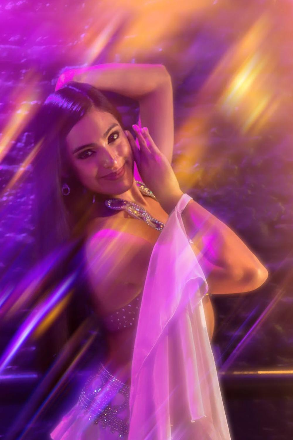 a_pretty_woman_belly_dancing